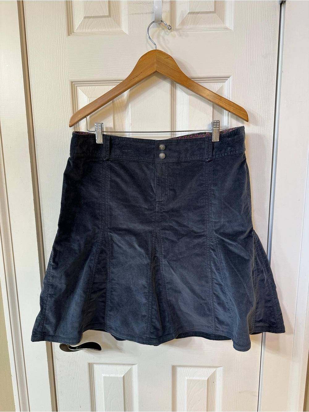 Athleta Gray corduroy skirt 12 Flirty Flowy Flattering Fit Flare